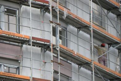 Reforma de apartamento: como alugar andaime sem reclamação do condomínio (checklist aprovado por síndicos)